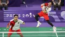 <p>Pemain ganda putra Indonesia, Muhammad Rian Ardianto (kanan) melepaskan smes saat menghadapi wakil Prancis, Lucas Corvee/Ronan Labar pada laga Grup C Olimpiade Paris 2024 di Porte De La Chapelle Arena, Paris, Senin (29/7/2024). Fajar Alfian/Muhammad Rian Ardianto menang dua gim langsung 21-13, 21-10. (Dok. NOC Indonesia/Naif Muhammad Al'as)</p>