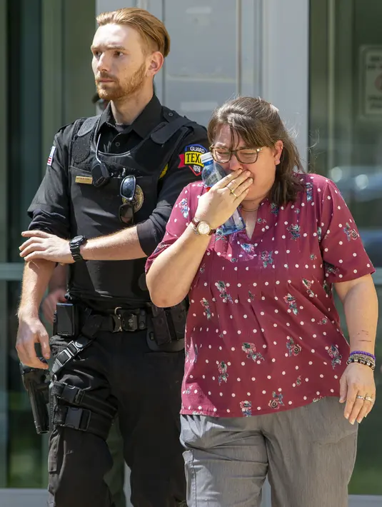 Seorang wanita menangis saat meninggalkan Uvalde Civic Center menyusul penembakan pada hari sebelumnya di Robb Elementary School, Uvalde, Texas, Amerika Serikat, 24 Mei 2022. Belum diketahui apa motif dari pelaku penembakan. (William Luther/The San Antonio Express-News via AP)