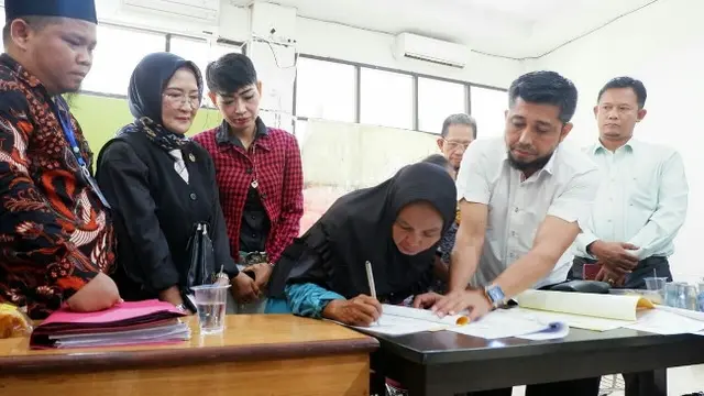 Ibu Arazaqul, Maryatun, menandatangani penyerahan kuasa ke puluhan advokat lintas organisasi di Riau