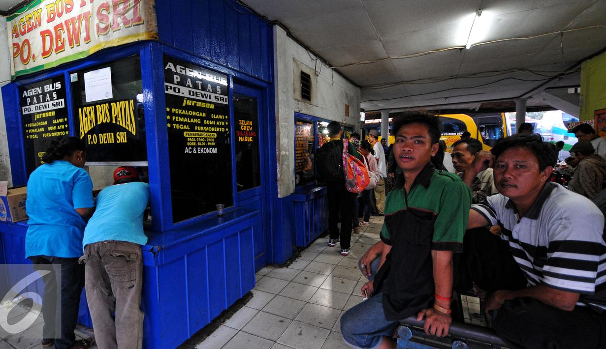 Agen penjualan tiket bus luar kota di terminal Depok masih terlihat sepi dari antrian, Jawa Barat, Senin (13/7/2015). Menurut agen bus Terminal Depok, jumlah pemudik saat ini mengalami penurunan dibandingkan tahun 2014. (Liputan6.com/Yoppy Renato)
