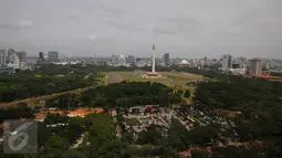 Suasana Taman Monumen Nasional (monas) dari ketinggian di Jakarta, Kamis (29/12). Dalam perayaan itu Pemprov DKI akan menggelar malam bebas kendaraan (Car Free Night) sehingga beberapa jalan akan ditutup. (Liputan6.com/Angga Yuniar)