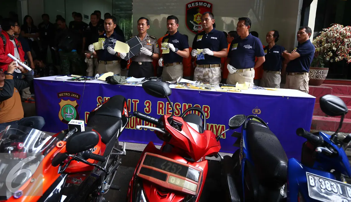 Aparat Subdit 3 Resmob Ditreskrimum PMJ merilis kasus kejahatan judi online, Jakarta, Kamis (9/6). Menjelang Piala Eropa judi online marak dan beromzet mulai dari 50 juta sampai miliaran. (Liputan6.com/Gempur M Surya)