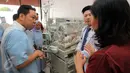 Anggota DPR RI Fraksi PDIP Charles Honoris (kiri) saat menjenguk Bayi yang mengalami usus bocor di RS Husada, Jakarta Barat, Sabtu (11/6). Charles memberikan bantuan kepada bayi tersebut 50 juta untuk biaya operasi. (Liputan6.com/Johan Tallo)