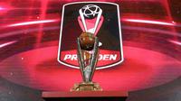 Trofi Piala Presiden 2022 saat konferensi pers Piala Presiden 2022 di Studio Lantai 8 SCTV Tower, Senayan City, Jakarta pada Senin (06/06/2022). (Bola.com/Bagaskara Lazuardi)