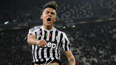 Striker Juventus, Paulo Dybala, merayakan gol yang dicetaknya ke gawang Sassuolo pada laga Serie A Italia di Stadion Juventus, Sabtu (12/3/2016). Juventus berhasil menang 1-0 atas Sassuolo. (Reuters/Giorgio Perottino)