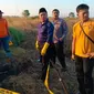 Penyidik Satreskrim Polres Bangkalan melakukan olah TKP di lokasi penemuan mayat terbakar