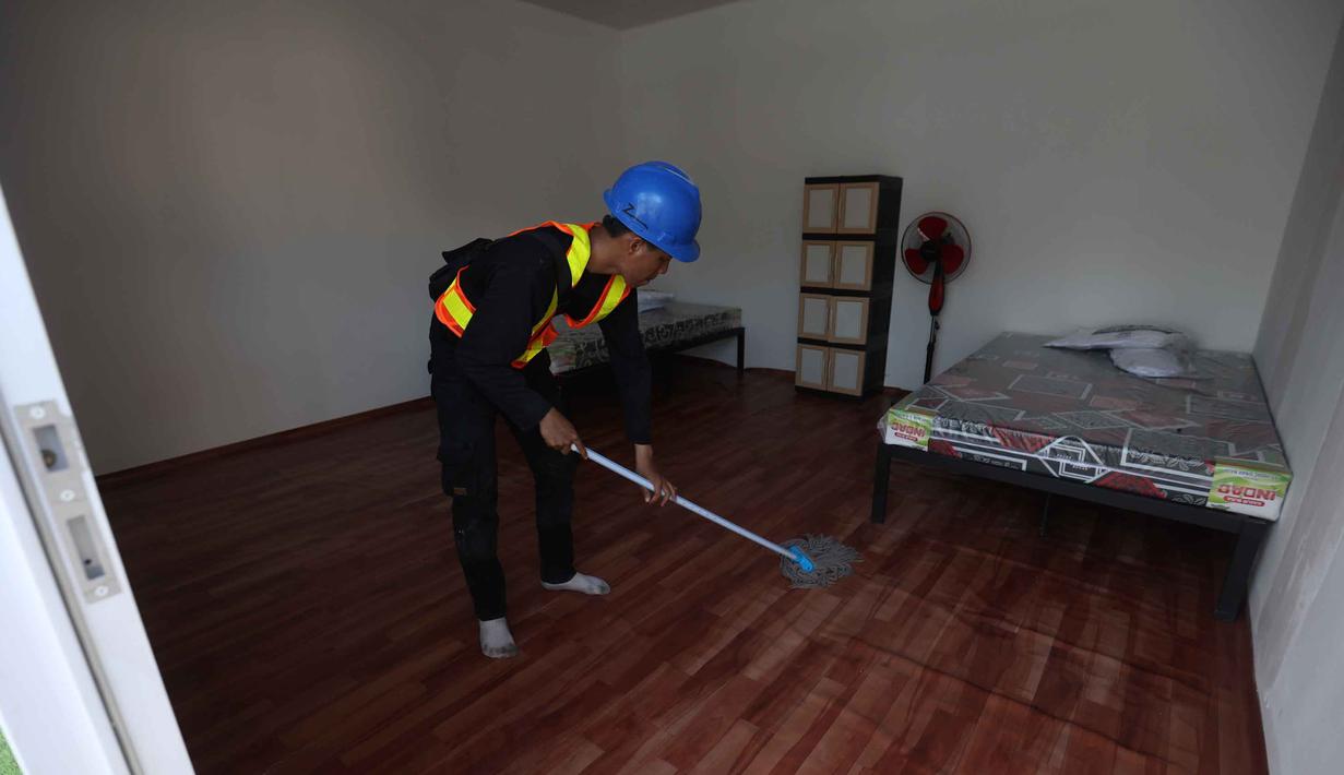 Setiap unit dilengkapi fasilitas dasar seperti kasur/tempat tidur, lemari, dan kipas angin. Tampak dalam foto, aktivitas pekerja menyelesaikan Hunian Sementara (Huntara) di kawasan Kramat Raya, Senen, Jakarta Pusat, Jumat (24/4/2026). (Kapanlagi.com/Budy Santoso)