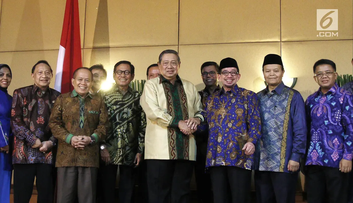 Ketua Umum Partai Demokrat Susilo Bambang Yudhoyono foto bersama dengan Petinggi PKS usai pertemuan tertutup di Gran Melia, Jakarta, Senin (30/7). (Liputan6.com/Herman Zakharia)
