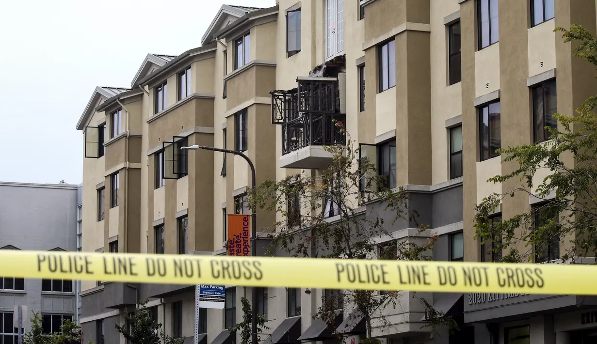 Kerusakan terlihat dari balkon di lantai 4 sebuah apartemen yang runtuh, di California, AS, 16 Juni 2015. Enam orang mahasiswa yang berada di balkon itu dikabarkan terjatuh dan tewas. (REUTERS/Elia Nouvelage)