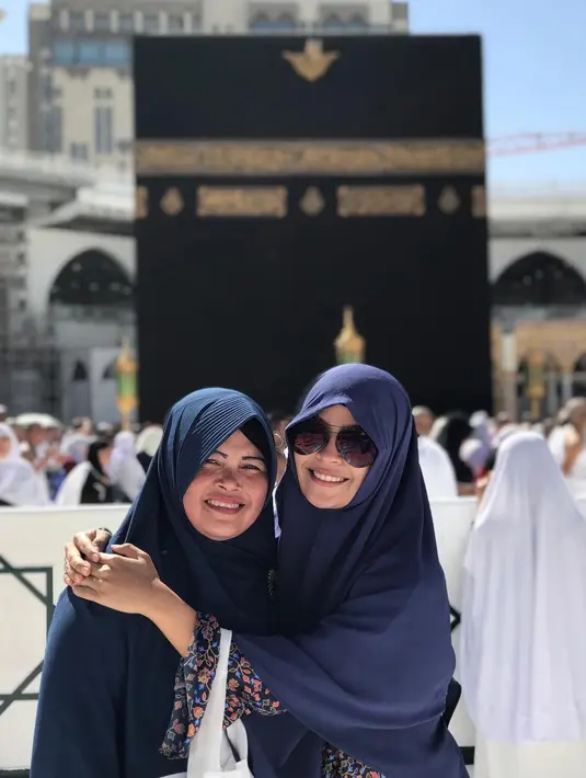 Tidak sedikit yang warganet yang memuji kecantikannya dengan tampil berhijab. Selain itu, netizen juga mendoakan Tantri mengenakan hijab secara istiqomah. (Instagram/tantrisyalindri)