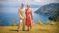 Raja Belanda Willem-Alexander dan Ratu Maxima berfoto di Bukit Singgolom, Desa Lintong Nihuta, Kecamatan Tampahan, Kabupaten Danau Toba. (dok. Instagram @koninklijkhuis/https://www.instagram.com/p/B9n3E5qnHHy/)