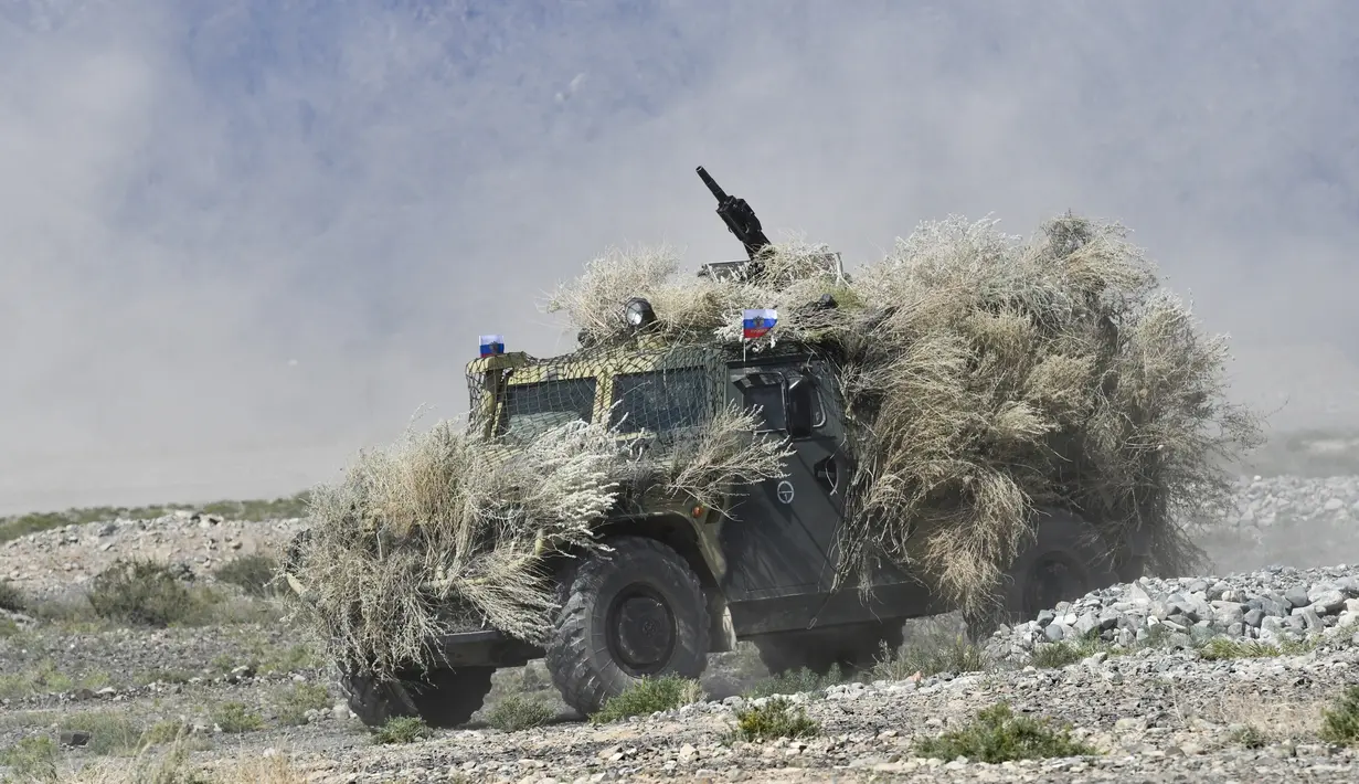 Sebuah kendaraan militer Rusia melintas saat latihan militer bersama di tempat latihan Edelweiss, Kyrgyzstan, Kamis (9/9/2021). Latihan militer bersama ini diikuti negara-negara Organisasi Perjanjian Keamanan Kolektif atau Collective Security Treaty Organization (CSTO). (AP Photo/Vladimir Voronin)