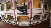 Hotel kapsul di Jepang terbuat dari fiberglass dan plastik modular berukuran 2 x 1 x 1,25 meter.