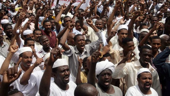Aksi unjuk rasa disertai kekerasan dilaporkan kian meluas di Sudan (AFP/Ebrahim Ahmad)