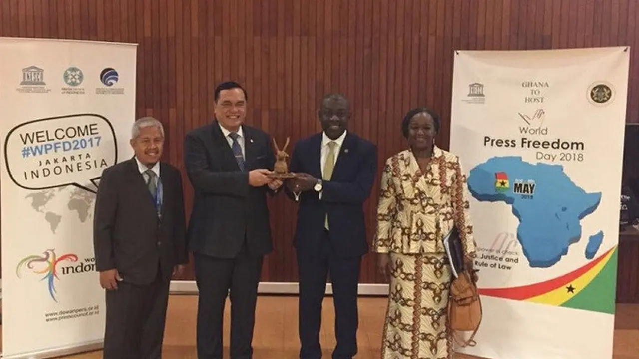 Penyerahkan Token Burung Garuda kepada Ghana dari Indonesia sebagai simbol pergantian tuan rumah forum jurnalis dunia (Twitter/Sosbud_OINB)