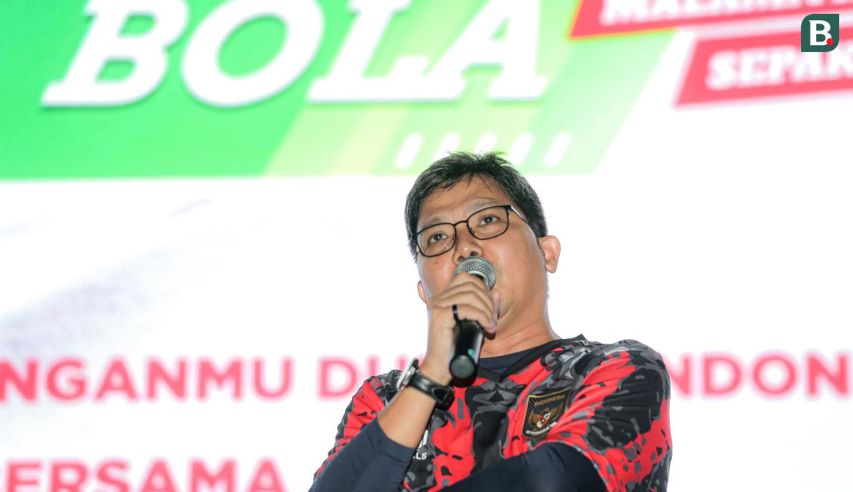 Komentator sepak bola, Tommy Welly alias Bung Towel menyampaikan pandangannya sebelum dimulainya acara nonton bersama laga kualifikasi Piala Dunia 2026 antara Timnas Indonesia menghadapi Filipina dalam rangkaian acara MALAMNYA BOLA 2024 di area Jakarta International Velodrome, Rawamangun, Selasa (11/6/2024). (Bola.com/Bagaskara Lazuardi)
