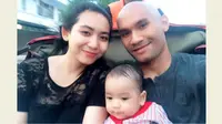 Alfonsius Kelvan merayakan Idul Fitri bersama keluarga kecilnya di Balikpapan. (Bola.com/Permana Kusumadijaya)