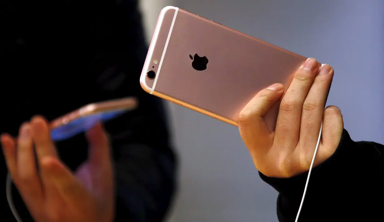 Pelanggan memperlihatkan iPhone 6s  saat peluncuran resmi di toko Apple, Sydney, Australia, (25/9/2015). iPhone 6s dibandrol dengan harga sekitar 12 juta - 15 juta rupiah, sedangkan 6s Plus 13 juta - 17 juta rupiah. (REUTERS/David Gray)