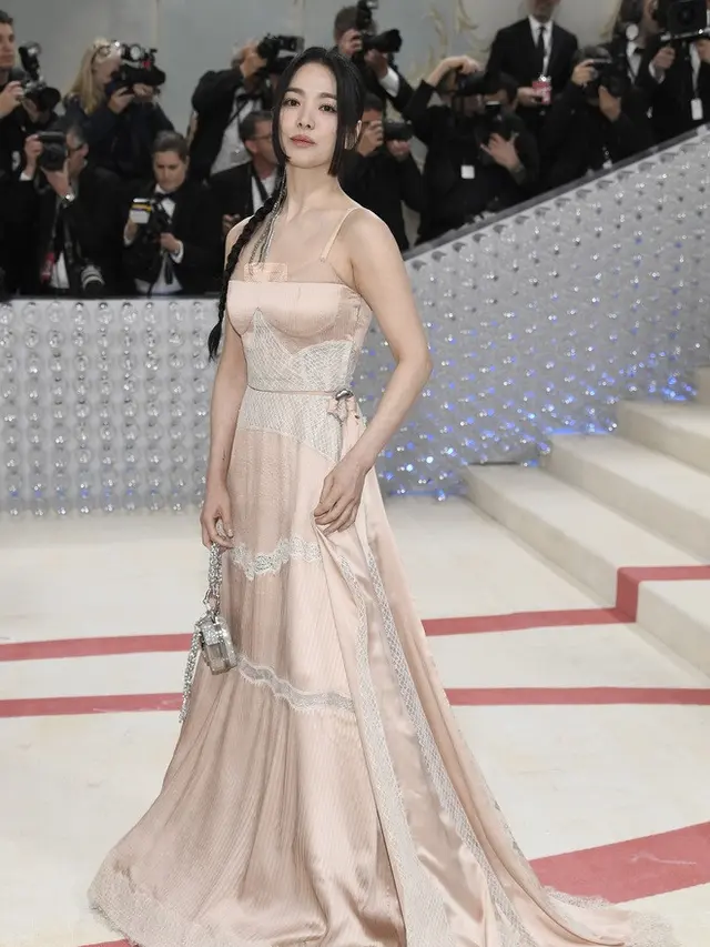 Song Hye Kyo Tampil Glowing di Met Gala 2023 Bak Dewi, Intip