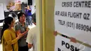 Suasana kesedihan menyelimuti  Crisis Centre AirAsia yang dipenuhi keluarga para penumpang pesawat AirAsia QZ 8501 di Terminal 2 Bandara Juanda, Surabaya, Minggu (28/12/2014). (Liputan6.com/Johan Tallo) 