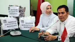 Ketua FPKB DPR, Helmy Faishal Zaeni bersama Arzeti Bilbina menggelar konferensi pers terkait pemberian bantuan kepada etnik Rohingya yang terdampar di Aceh, Jakarta, Selasa (26/5/2015). (Liputan6.com/Helmi Afandi) 