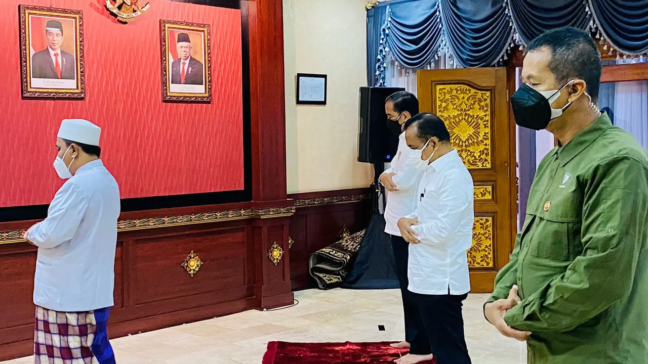 Presiden Jokowi menunaikan salat Jumat di salah satu ruangan di Kantor Gubernur Bali. (Dok: Setpres)