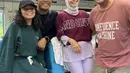 <p>Saat naik kereta Jogja-Jakarta, Zaskia tampil nyaman dengan pakaian one set ungu yang dipadukan outer crop top merah dan hijab putihnya. (@zaskiadyamecca)</p>