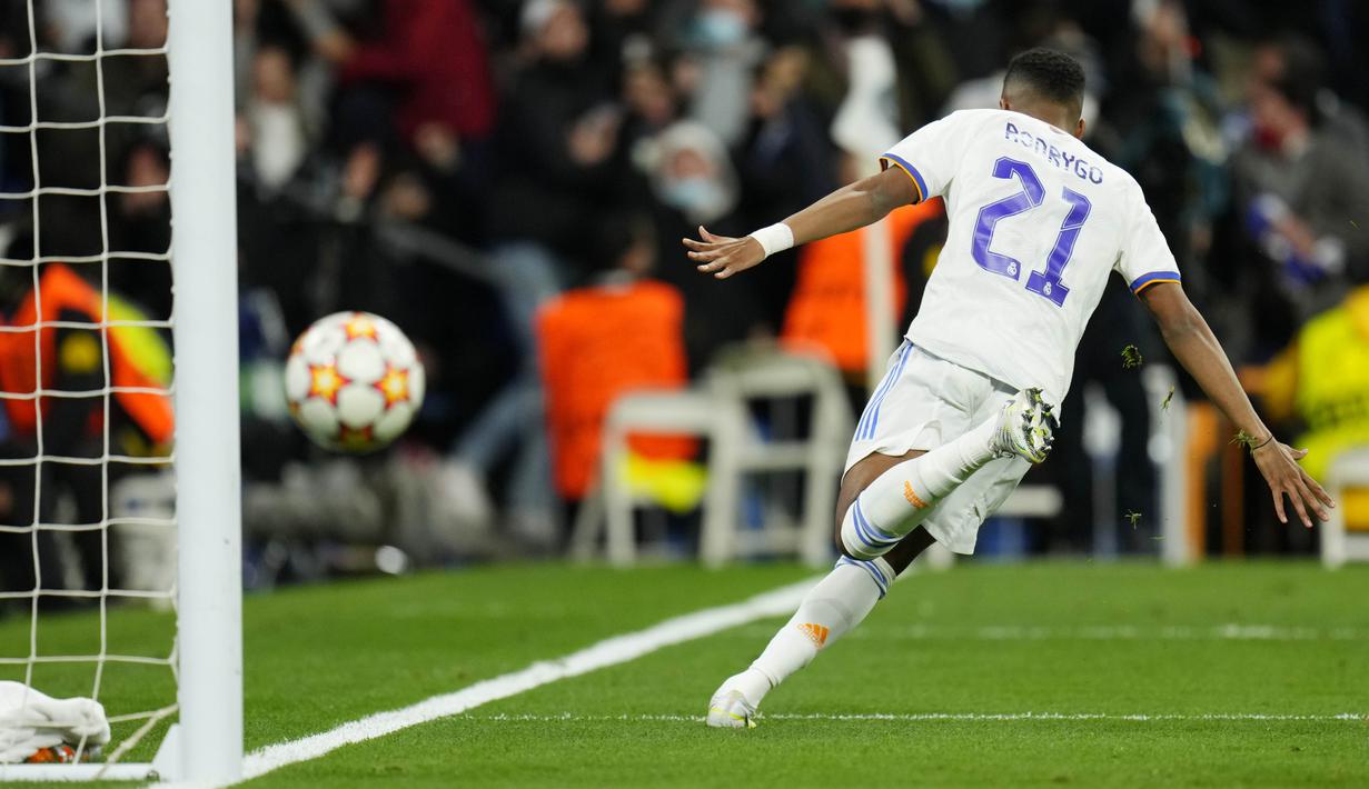 Gol yang dinanti-nanti Real Madrid akhirnya datang juga. Rodrygo mencetak gol balasan pada menit ke-80 usai memanfaatkan umpan lambung dari Modric. Skor 1-3 bertahan sampai waktu normal berakhir. (AP/Manu Fernandez)