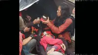 Hipotermia, pendaki perempuan diberi teh hangat dan biskuit (Istimewa/Liputan6.com)