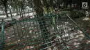 Petugas kebersihan memindahkan pagar tanaman yang dirusak pada Final Piala Presiden 2018 di Stadion Utama GBK, Jakarta, Minggu (18/2). Laga antara Persija Jakarta vs Bali United menyisakan kerusakan di dalam dan luar GBK. (Liputan6.com/Faizal Fanani)