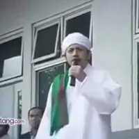 Entah apa latar belakangnya, namun yang pasti apa yang dilakukan ulama ini sangat tidak patut ditiru.