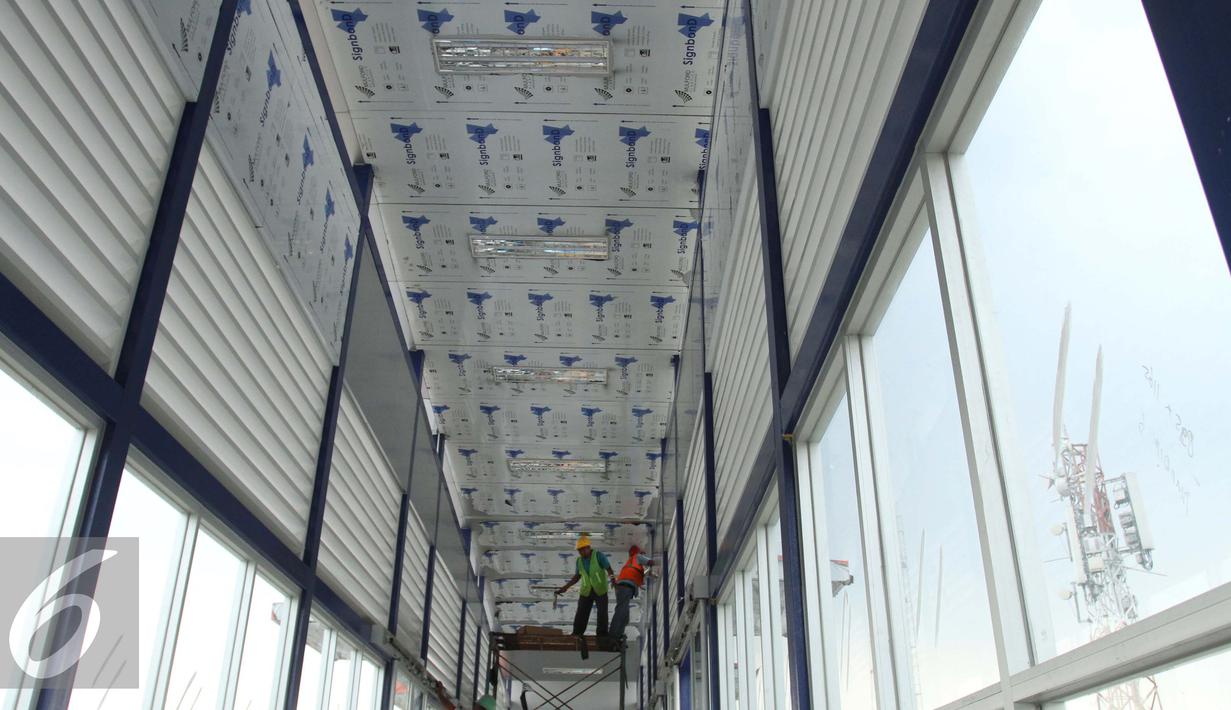 Pekerja menyelesaikan bagian atas dalam halte Transjakarta Koridor XIII Ciledug-Tendean di kawasan Mayestik Jl. Kyai Maja, Jakarta Selatan, Rabu (2/11). (Liputan6.com/Gempur M. Surya)