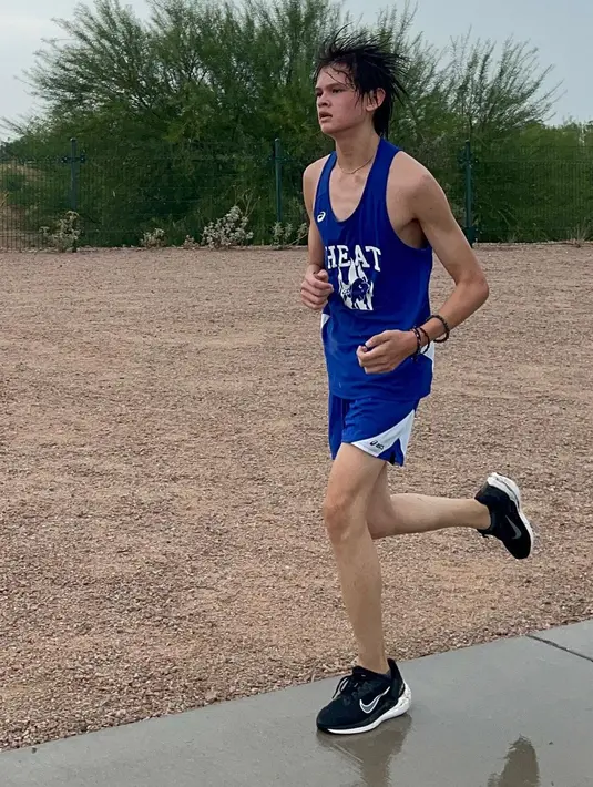 "Ulang tahun Kakak Armand ke 16 yang bikin Mama sangat terharu. Waktu cepat sekali berlalu. Perasaan baru kemaren lihat Kakak duduk di kursi anak di mobil tapi sekarang:," lanjut Farah Quinn. [Instagram/farahquinnofficial]