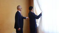 Presiden Jokowi dan PM Turnbull melihat jalannya unjuk rasa KTT G20 dari balik jendela ruangan pertemuan mereka (Setpres)