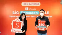 Monica Vionna, Head of Marketing Growth Shopee Indonesia &amp; Denny Ramlan, VP Partnership &amp; Program BenihBaik.com berfoto bersama. (Doc: Shopee)