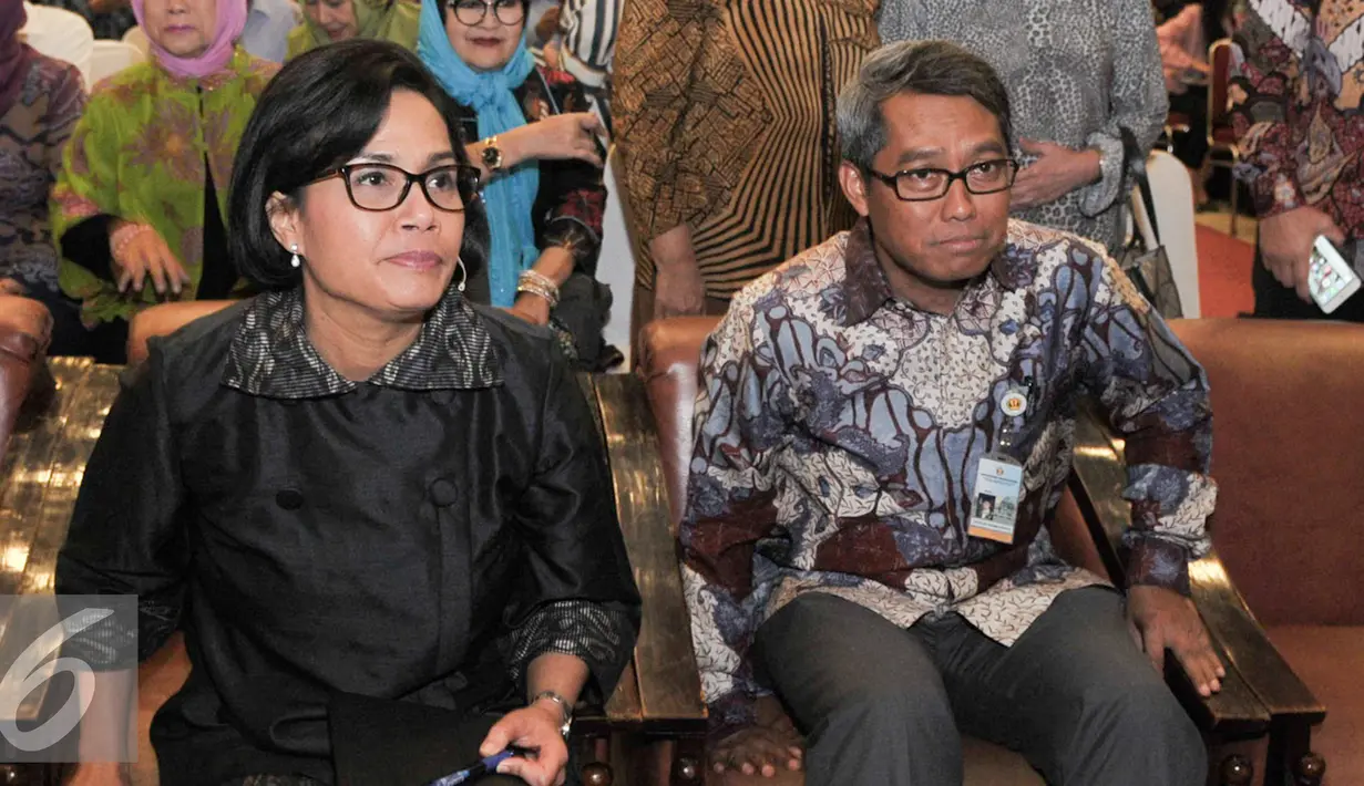 Menteri Keuangan RI, Sri Mulyani Indrawati bersama Rektor Unpad, Tri Hanggono Achmad, Bandung, Selasa (29/11). Menteri Keuangan RI, Sri Mulyani Indrawati mengisi kuliah umum bertajuk 'Kenali Anggaran Negeri' di Kampus Unpad. (Liputan6.com/Yoppy Renato)