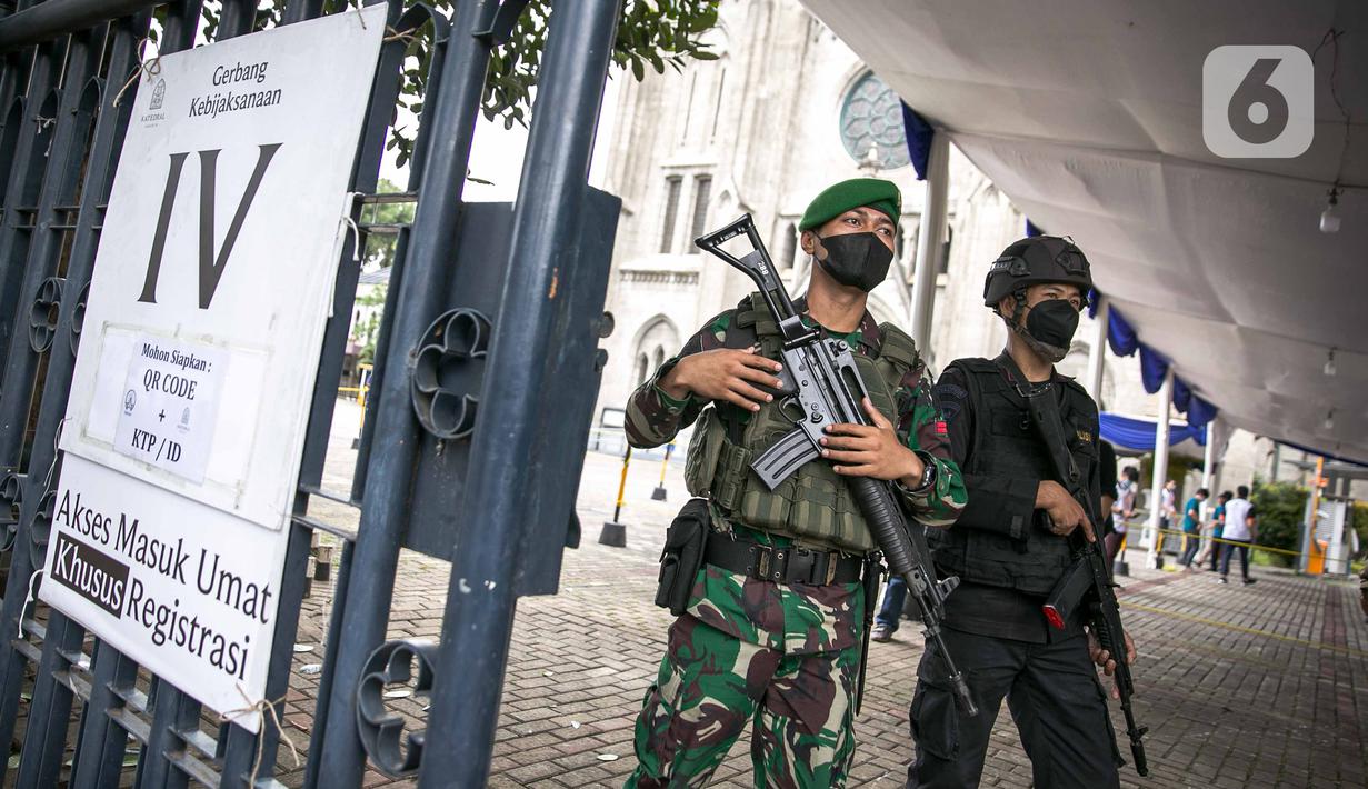 Anggota TNI dan Polisi bersenjata lengkap melakukan penjagaan di gerbang masuk Gereja Katedral, Jakarta, Kamis (1/4/2021). Sebanyak 150 personel gabungan TNI, Polri dan Satpol PP melakukan pengamanan jelang rangkaian perayaan Hari Paskah di gereja tersebut. (Liputan6.com/Faizal Fanani)