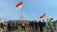 Menyambut Hari Ulang Tahun Kemerdekaan ke-67 RI, puluhan pemuda dan warga menggelar upacara bendera di atas Gunturan Hills, puncak tertinggi di Kota Cilegon. (Liputan6.com/ Yandhi Deslatama)