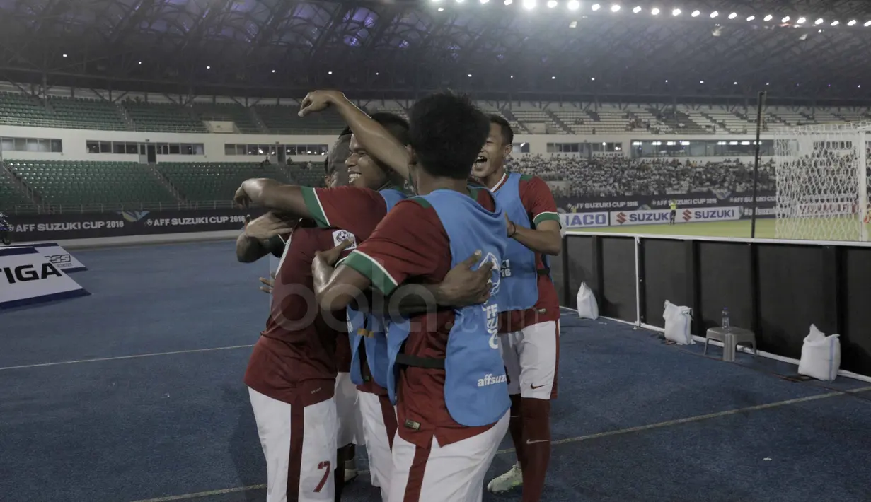 Pemain Timnas Indonesia saat merayakan gol Boaz Solossa saat melawan Filipina pada laga AFF Suzuki Cup 2016 di Philippines Sports Stadium, (22/11/2016). (Bola.com/Nicklas Hanoatubun) 