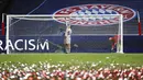 Kiper Bayern Munchen, Manuel Neuer, menggunting jaring gawang usai menjuarai Liga Champions di Stadion The Luz, Portugal, Senin (24/8/2020). Bayern Munchen berhasil menjadi juara usai menaklukkan PSG 1-0. (David Ramos/Pool via AP)