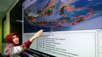 Evi Lutfiati menjelaskan wilayah yang terdampak El Nino di gedung BMKG, Jakarta, Jumat (7/8/2015). BMKG memprediksi disebagian wilayah Indonesia akan kekeringan hingga Desember mendatang. (Liputan6.com/Helmi Fithriansyah)
