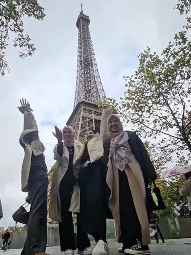 Dian Ayu Lestari dkk menghabiskan liburan bersama di Paris (Instagram/dianayulestari).