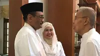 Gubernur DKI Jakarta Djarot Saiful Hidayat saat bersilaturahmi ke kediaman Gubernur ke-13 DKI Surjadi Soedirdja. (Liputan6.com/Delvira Chairani Hutabarat)