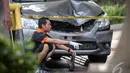 Kondisi mobil Toyota Kijang Innova yang ringsek pada bagian depan akibat tertimpa tubuh korban, Jakarta Pusat, Selasa (7/10/2014) (Liputan6.com/Faizal Fanani)