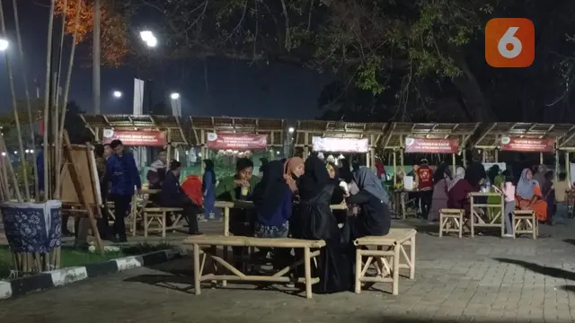 Suasana tradisional di lokasi warung jajanan. (Kamis, 12/10/2023). (Yandhi Deslatama/Liputan6.com).