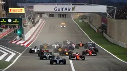 Deretan pebalap saat memulai start balapan F1 GP Bahrain di Sirkuit Sakhir, Manama, Minggu (16/4/2017). Vettel keluar sebagai juara F1 GP Bahrain ini. (AFP/Karim Sahib)