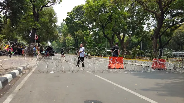 Jalan Medan Merdeka Barat ditutup jelang demo mahasiswa, Kamis (17/10/2019). (Liputan6.com/Ady Anugrahadi)