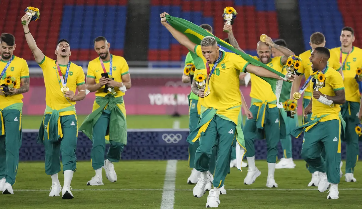 Pemain Brasil melakukan selebrasi usai mengalahkan Spanyol pada pertandingan final sepak bola putra Olimpiade Tokyo 2020 di Yokohama, Jepang, Minggu (8/8/2021). Brasil menang 2-1. (AP Photo/Andre Penner)