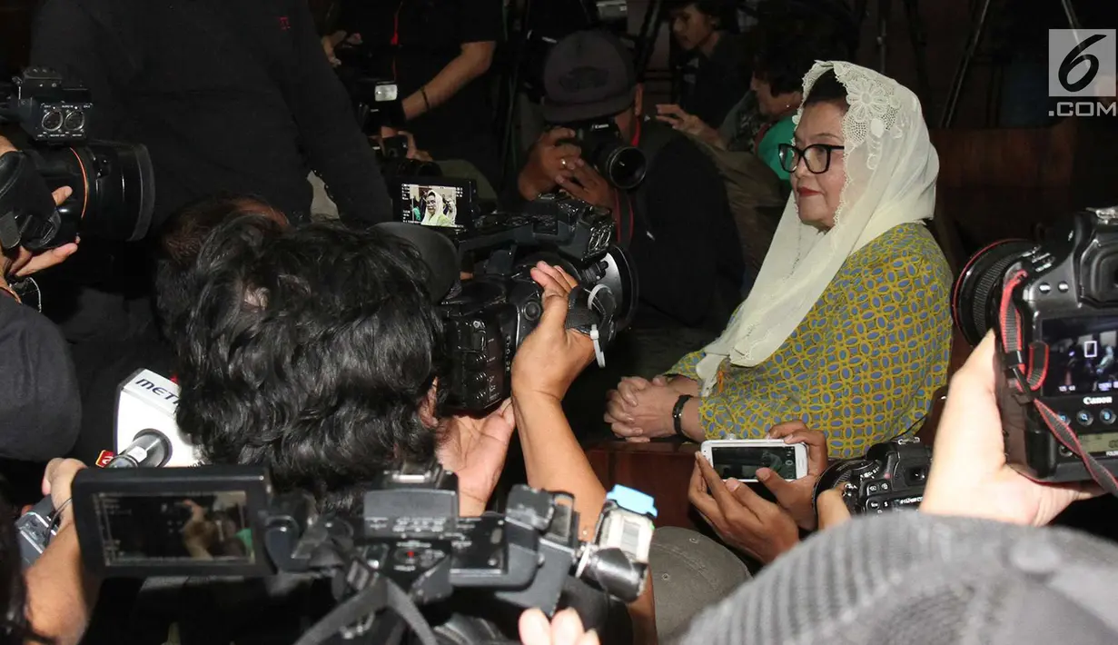 Terdakwa kasus korupsi alat kesehatan Siti Fadilah Supari usai menjalani sidang vonis di Pengadilan Tipikor Jakarta, Jumat (16/6). Siti Fadilah dihukum empat tahun penjara (Liputan6.com/Helmi Afandi)