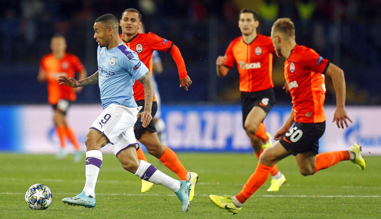 Striker Manchester City, Gabriel Jesus, menggiring bola saat melawan FC Shakhtar Donetsk pada laga Liga Champions di Stadion Metalist, Rabu (18/9/2019). Manchester City menang 3-0 atas FC Shakhtar Donetsk. (AP/Efrem Lukatsky)